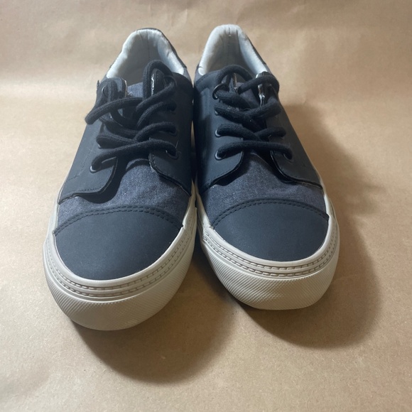 American Eagle Youth Casual Shoes Dark Grey Light Grey Size Y3 - Picture 2 of 8